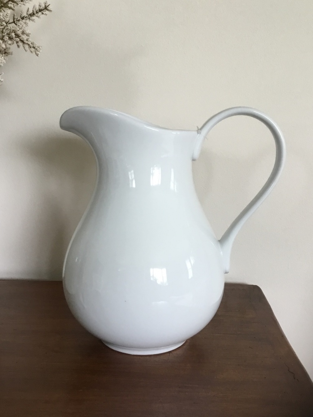 NWOT Pottery Barn 96oz Pitcher Great White Collection (Rim Shape)